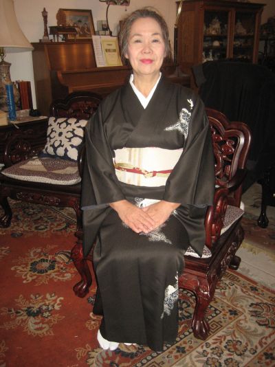 madame Gartner en kimono traditionnel est prête pour la cérémonie du thé 