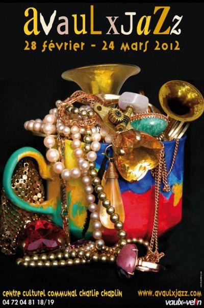 un mug rempli de bijoux et d'objets divers clinquants pour fêter le 25ème anniversaire d'A Vaulx Jazz