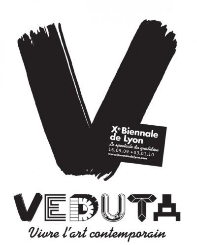 Le V de veduta qui reprend la charte graphique imaginée pour la biennale de Lyon (une  croix de St André noire, ou un X symbolise la 10ème édition de la Biennale de Lyon)