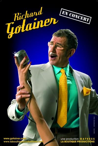 Richard Gotaines vêtu d'un costume couleur crème et chemise turquoise, cravate et pochette jaune citron chante les bras écartés. Dans sa main droite le micro style année 60  est tenu par la main d'un mannequin.