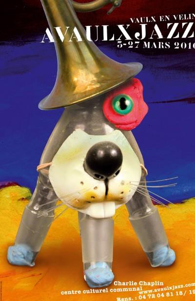le visuel du festival  A Vaulx Jazz par Bruno Théry, un petit chien  loufoque, des pattes ne  embouchures et sur sa tête un chapeau trompette