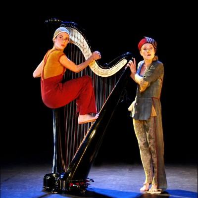 sur scène la harpe devient le centre du jeu. Objet de convoitise pour la harpiste bien sur, mais aussi pour la danseuse qui l'utilise de toute les façon possible. sur la photo elle y est juchée.