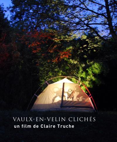 une tente igloo plantée sous un arbre vaudais, au coucher de soleil. Sur les parois de la tente des ombres projetées représentent une scène d'initiation chamanique chez les Inuit
