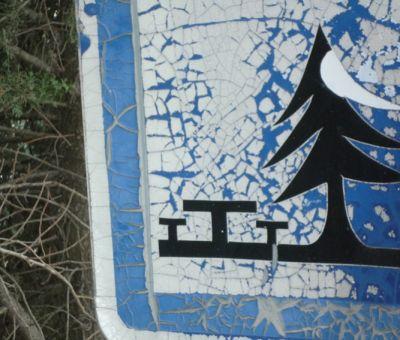 un panneau de signalisation indiquant une aire de pic-nic en forêt