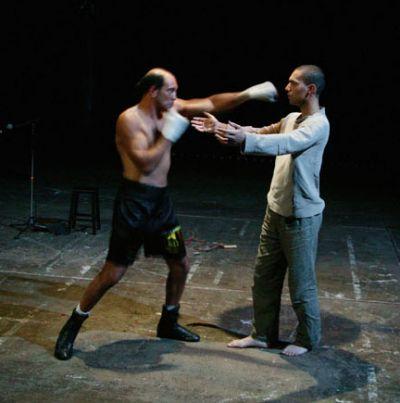 sur scène un boxeur professionnel, ancien champion du monde et un comédien confrontent leurs arts  respectifs